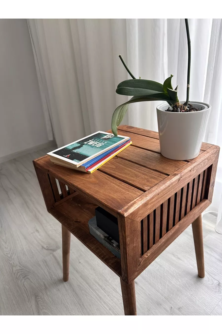 Table de chevet en bois