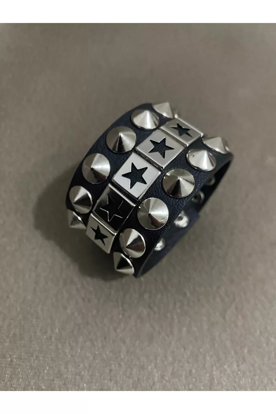 Bracelet gothique métal clouté d'étoiles de 4 cm