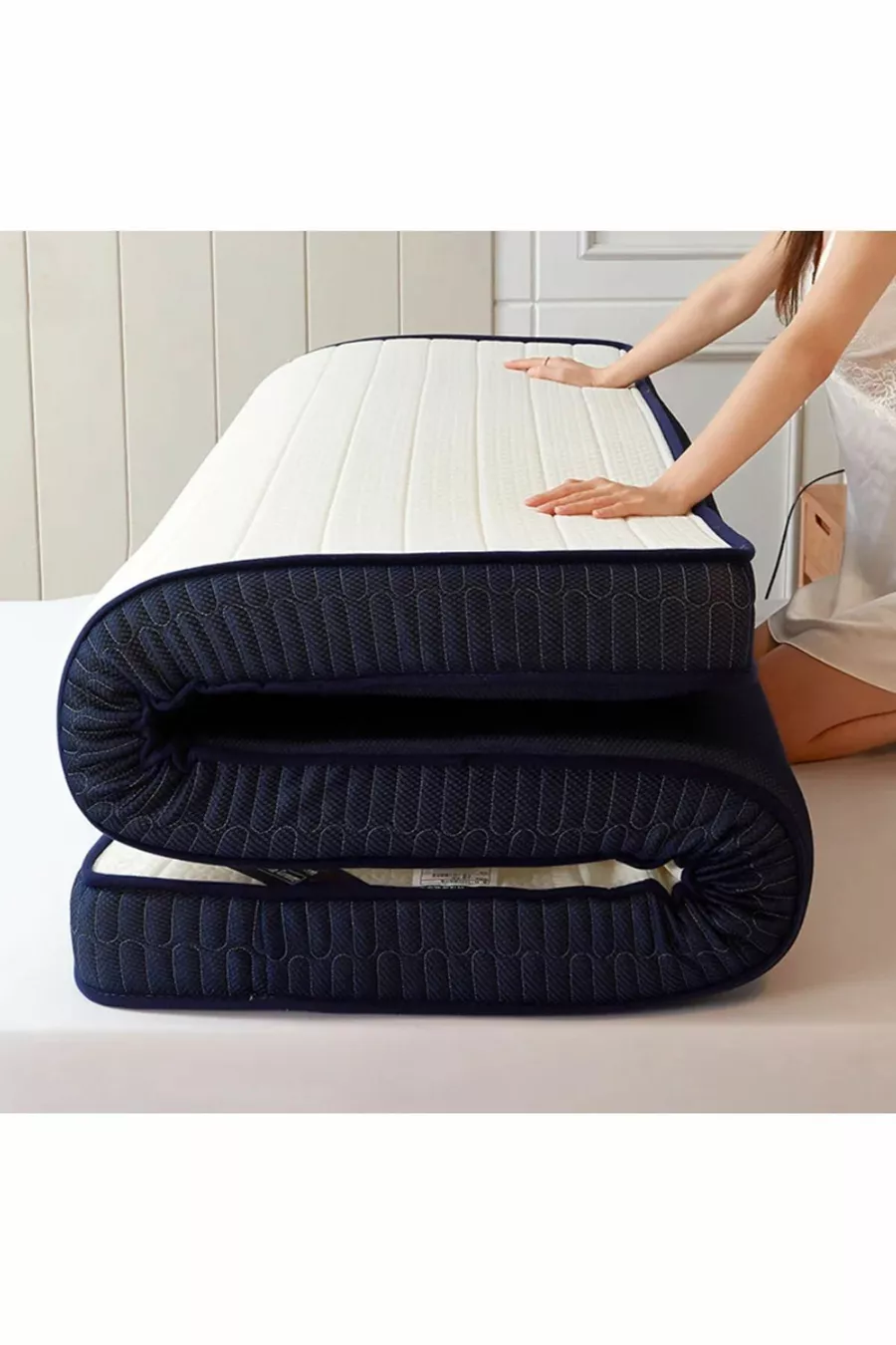 Lit de sol pliable simple avec matelas en mousse de  cm fonctionnel