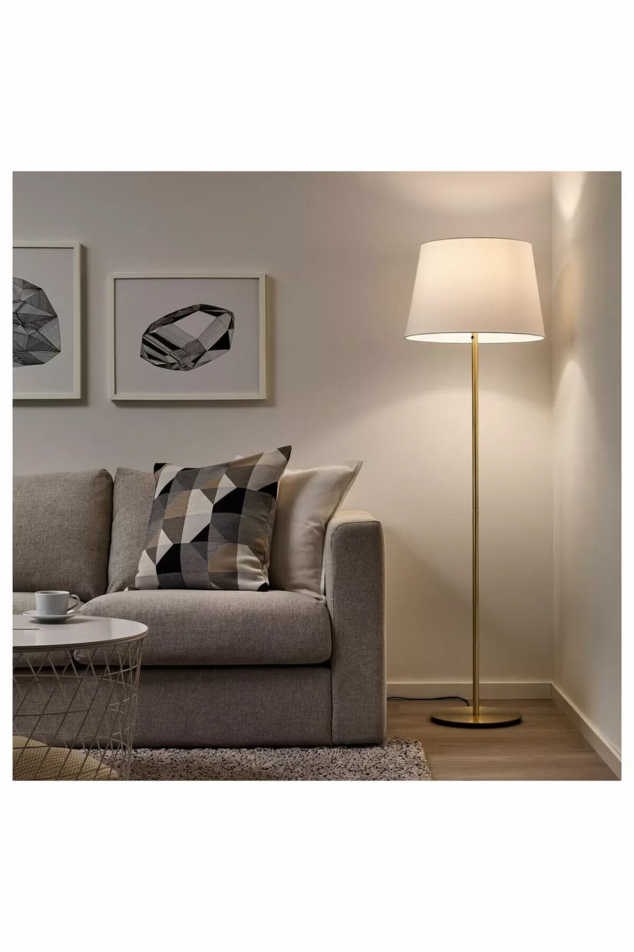 Structure de la lampe sur pied, couleur laiton