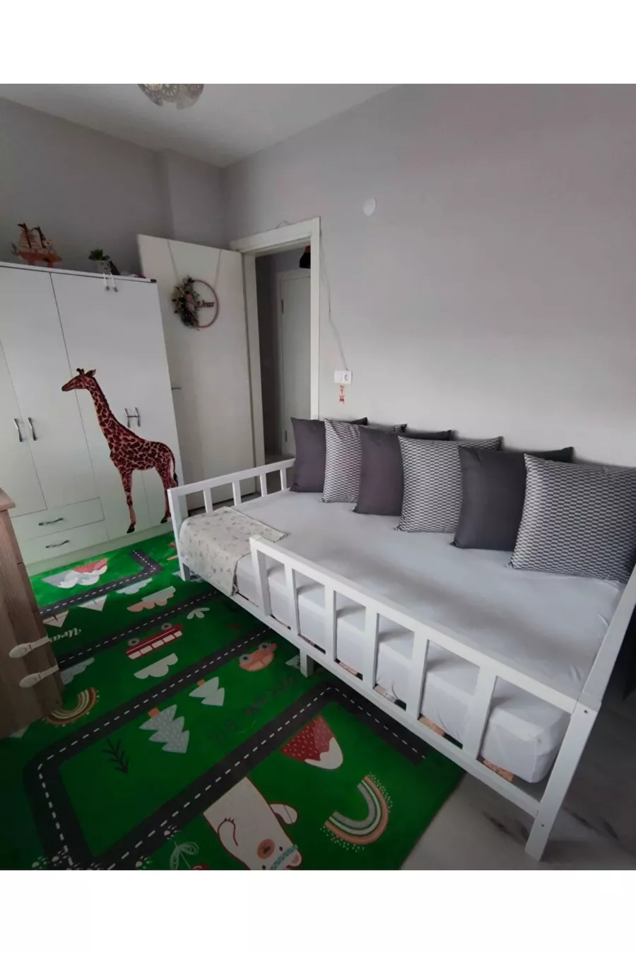 Lit d'enfant en bois naturel