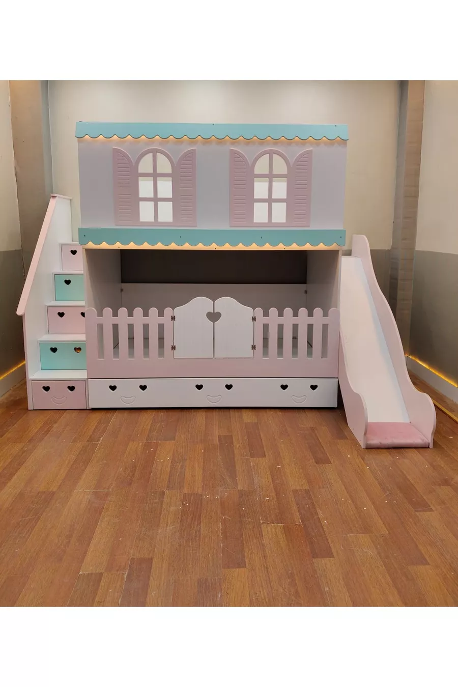 Lit superposé avec toboggan et lit bébé à Alaçatı