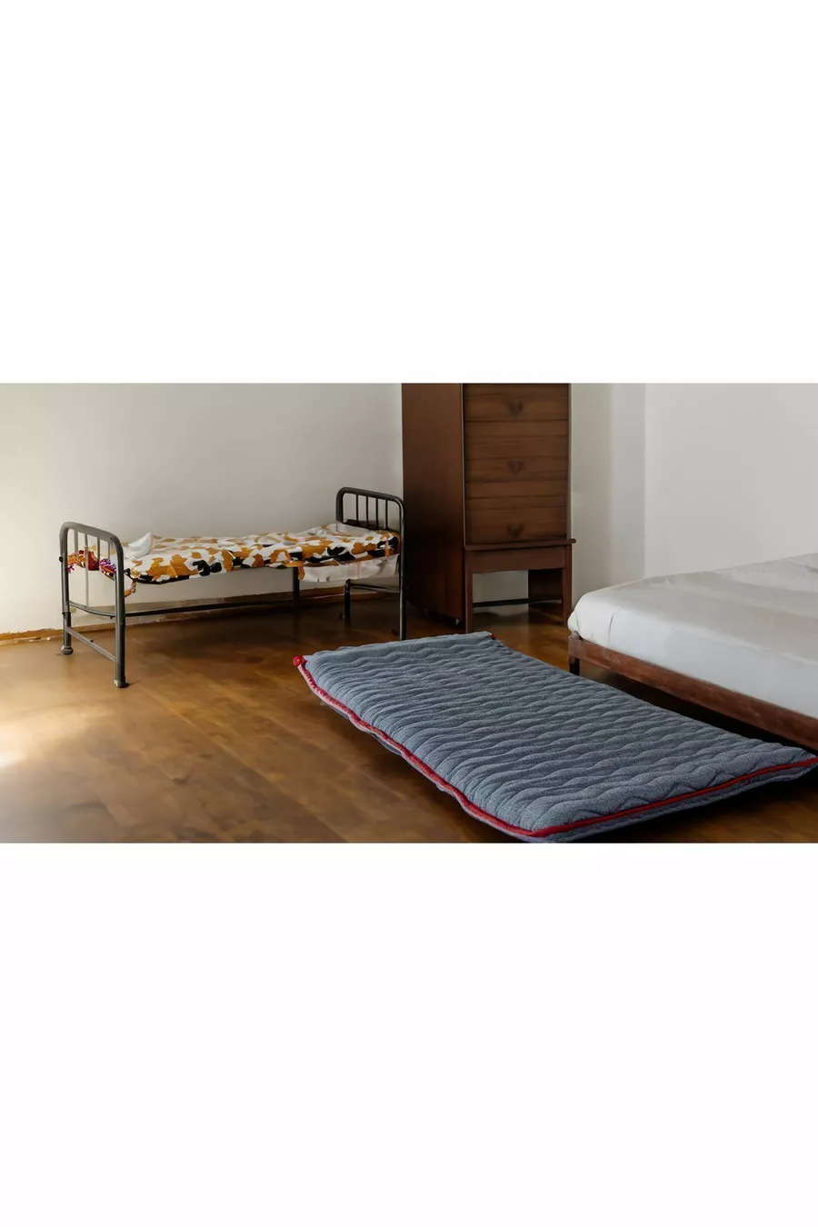 Lit pliant portable pour caravane, camping, hôtel, lit d'appoint pour invité, lit d'appoint pour mère, lit de secours pour tremblement de terre, lit simple
