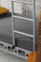 Chambre d'enfant élégante pour garçon avec lits superposés en métal et cadre de lit en bois