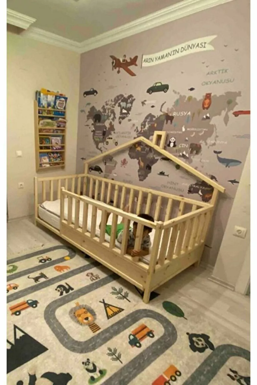 Lit Montessori pour bébé et enfant en bois naturel avec toit arrière