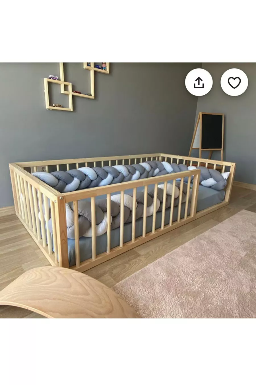 Lit Montessori naturel pour bébé et enfant avec lattes fréquentes et arrondies