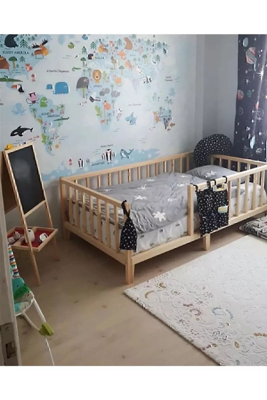 Lit pour enfant rond à lattes en bois massif naturel sur pieds, dimensions cm X cm
