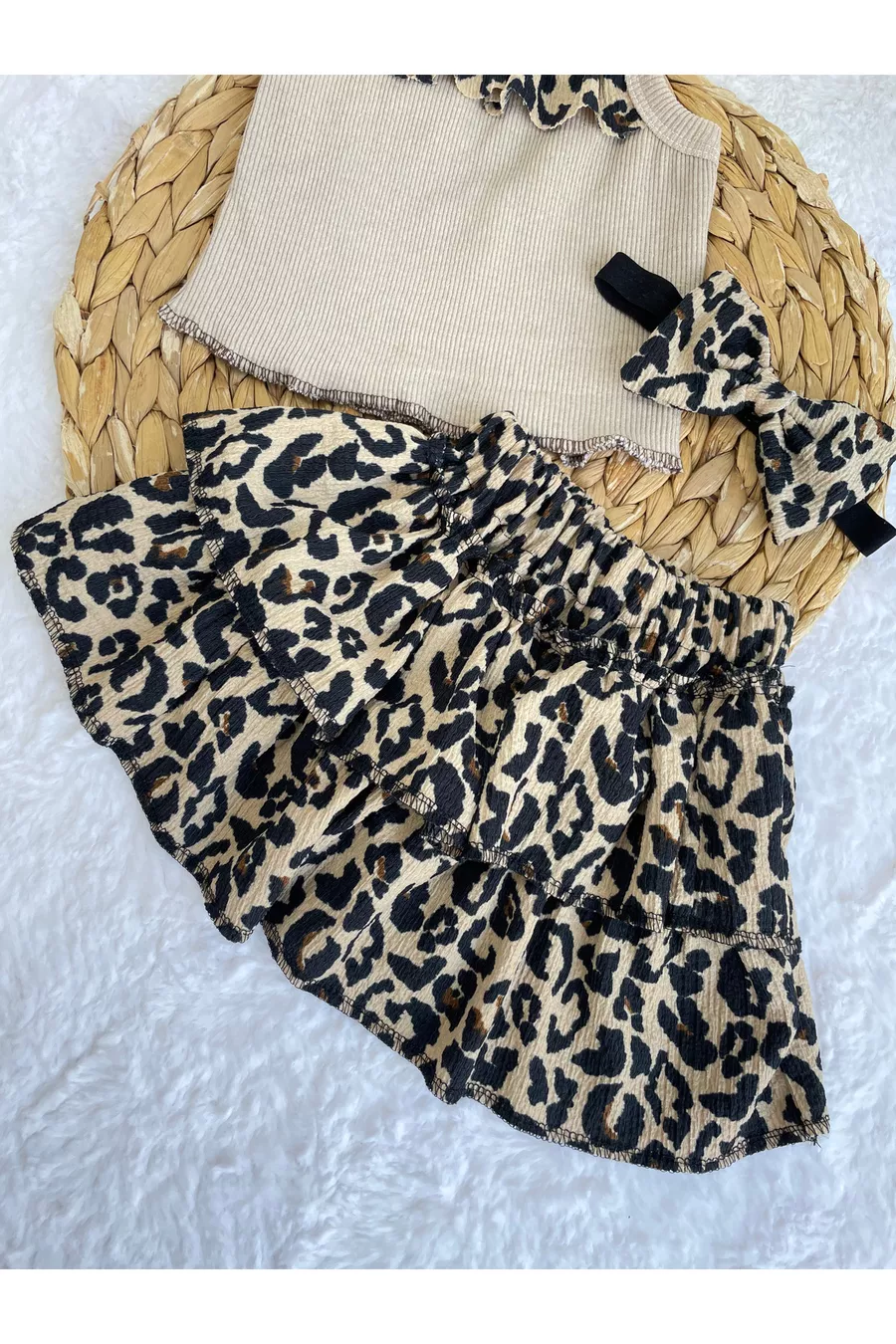 ENSEMBLE DE 4 PIÈCES POUR FILLE : JUPE À VOLANTS IMPRIMÉ LÉOPARD, BLOUSE, BANDEAU ET CHAUSSETTES