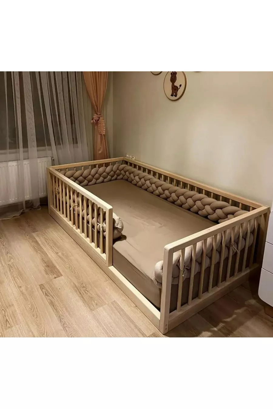 Lit Montessori naturel pour bébé et enfant avec lattes fréquentes et arrondies