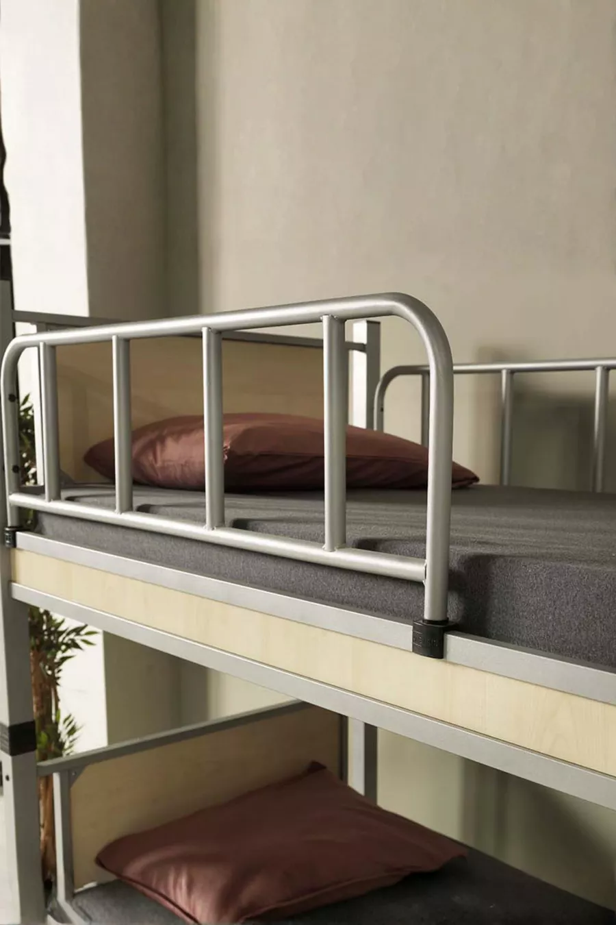 Chambre d'enfant pour dortoir avec lits superposés et lit simple en métal et bois Gris