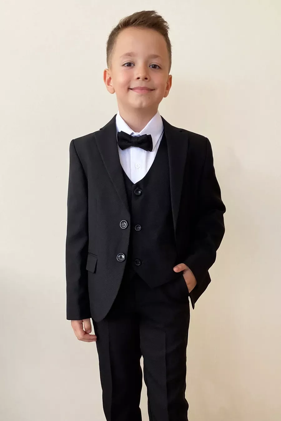 Costume pour garçon avec veste, chemise, pantalon, nœud papillon et gilet