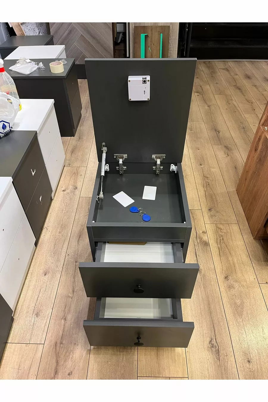 Table de chevet à deux tiroirs avec compartiment secret et carte NFC