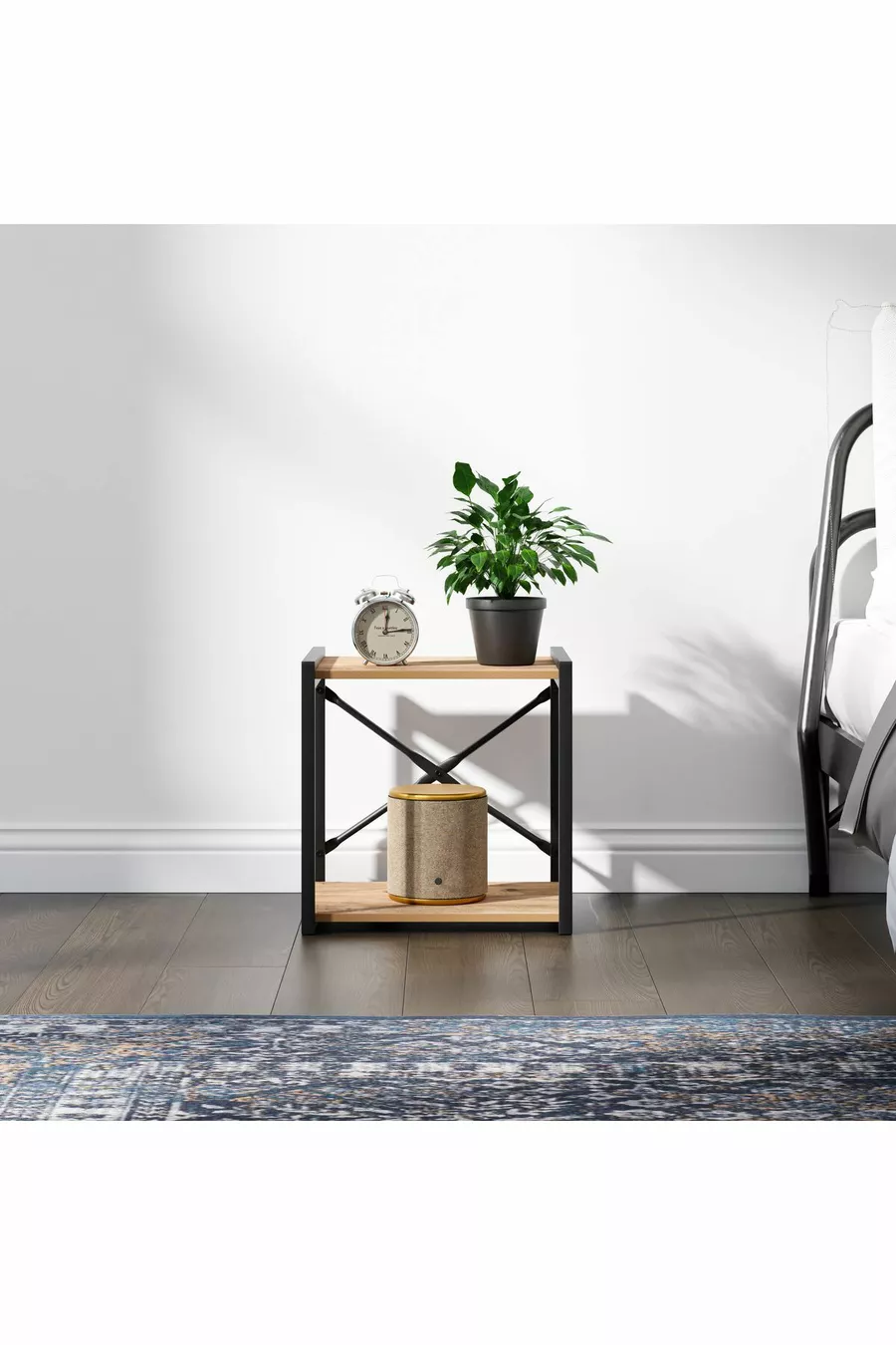 Table de chevet multifonction avec pieds en métal et étagère en pin