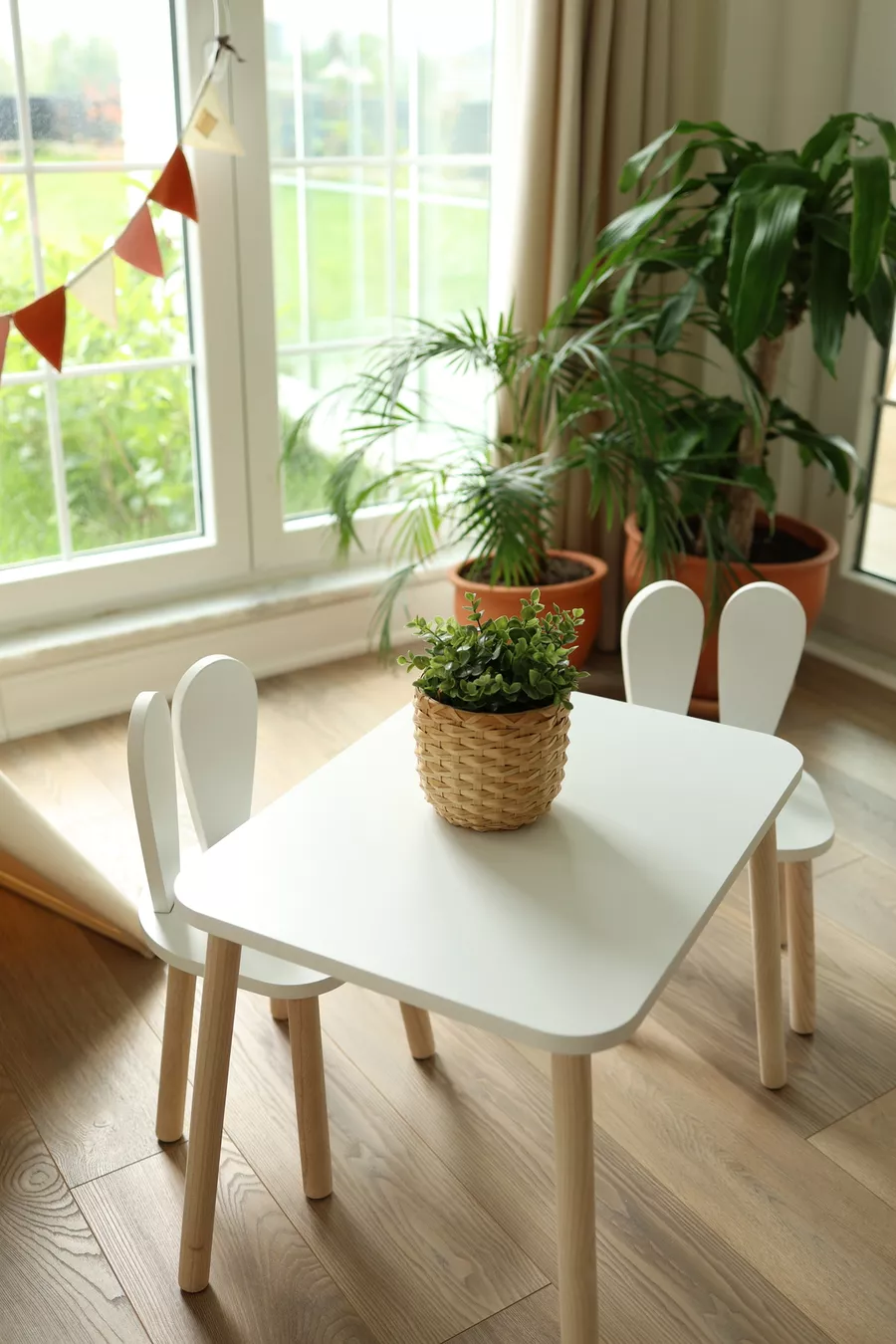 La table blanche + 2 chaises