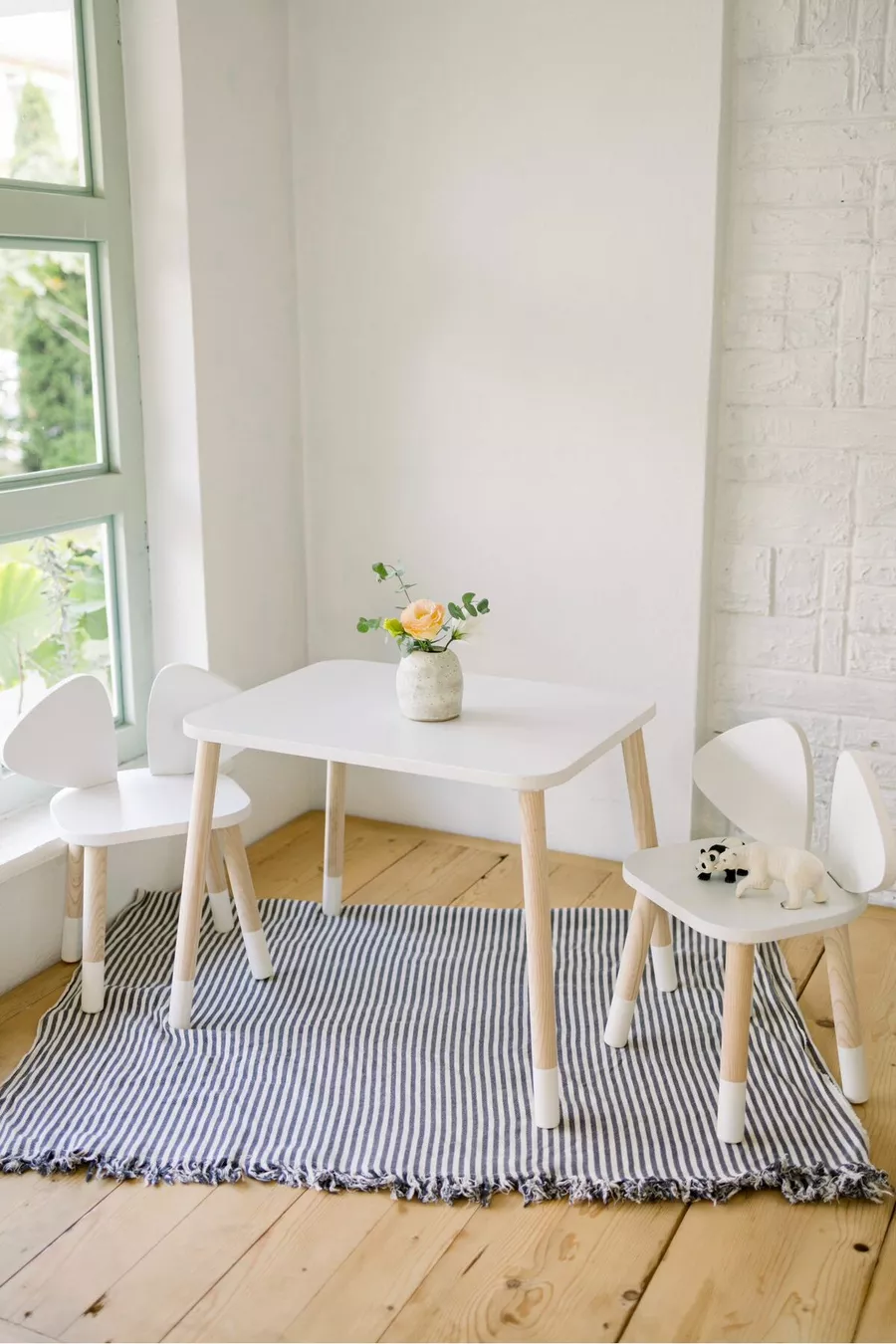 Table blanche Mickey Fare + 2 chaises