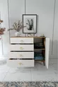 Commode moderne simple à 4 tiroirs et 1 porte, couleur écru et noyer