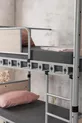 Chambre d'enfant élégante pour garçon avec lits superposés en métal et cadre de lit en bois