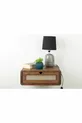 Table de chevet moderne murale avec détails en rotin et bois