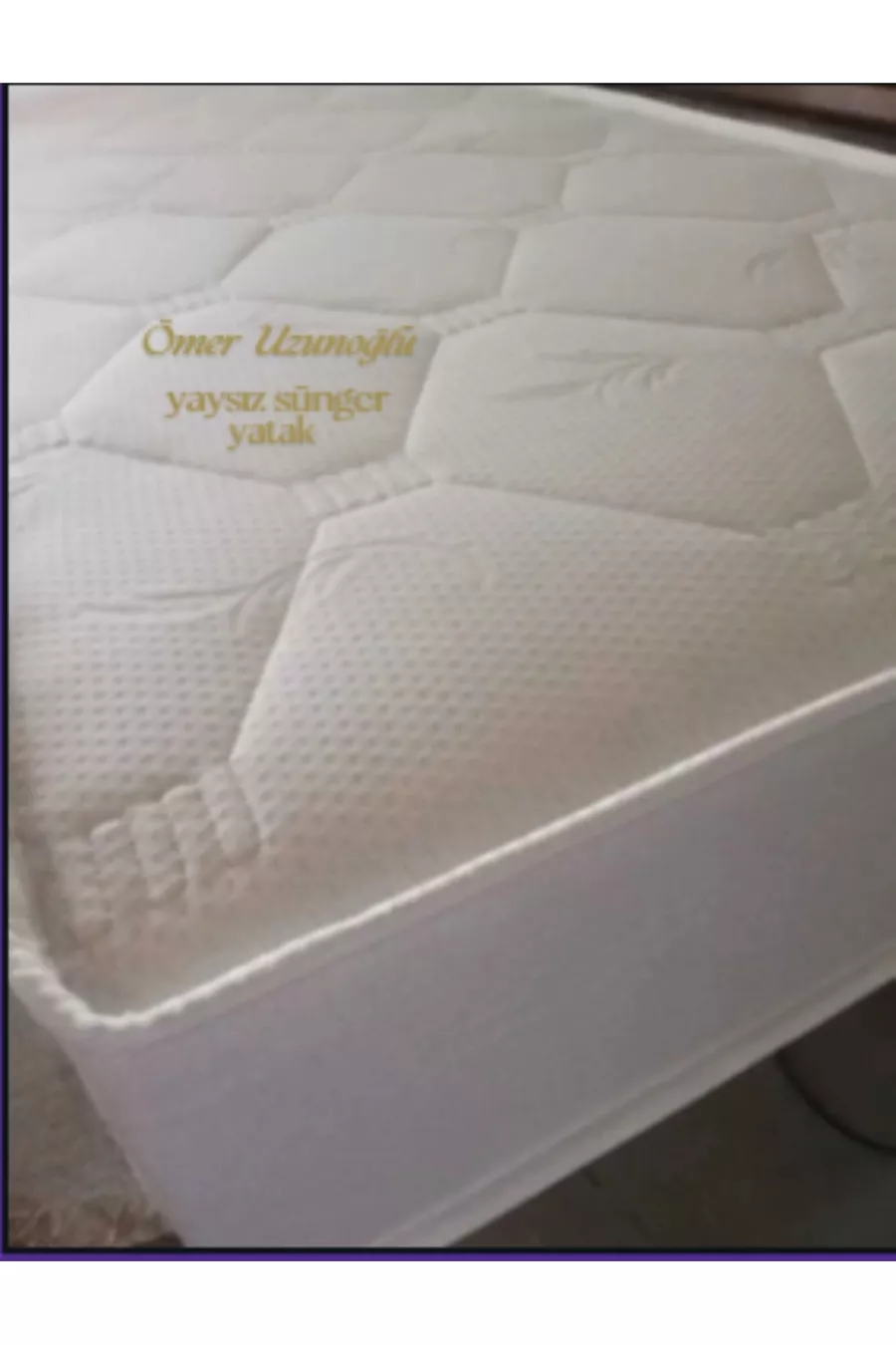 Lit berceau ovale en bambou à côté du lit de la mère