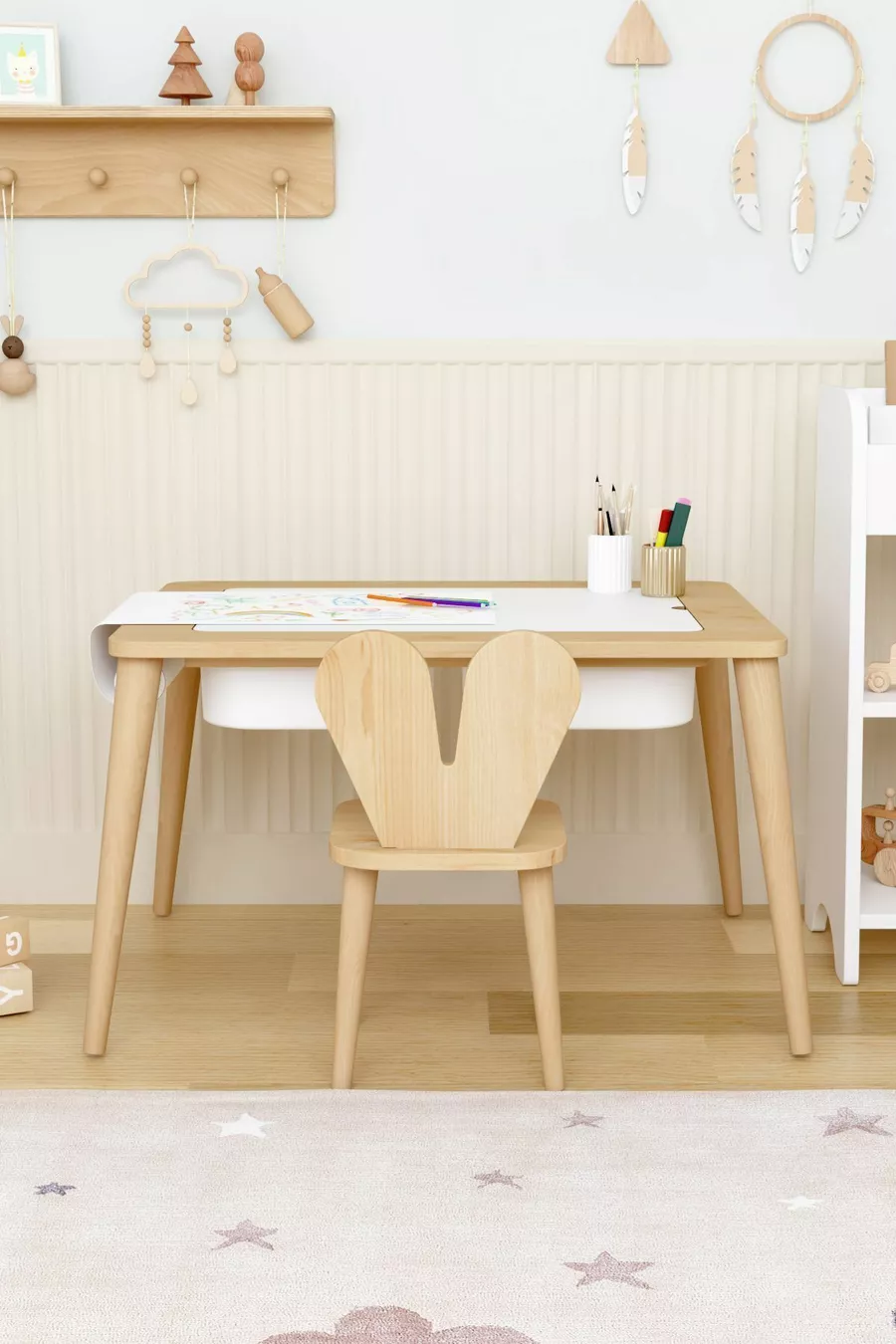 Table d'activités en bois avec chaises en bois, résistante à l'eau
