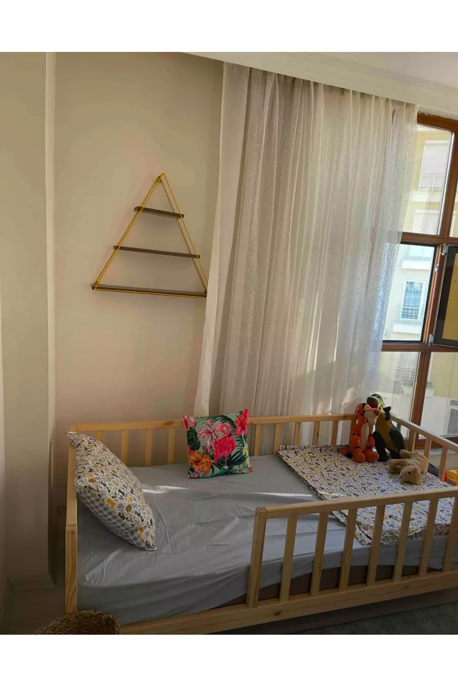 Lit d'enfant en bois naturel