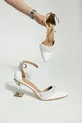 Chaussures de soirée pour femme avec perles d'ivoire sur peau blanche