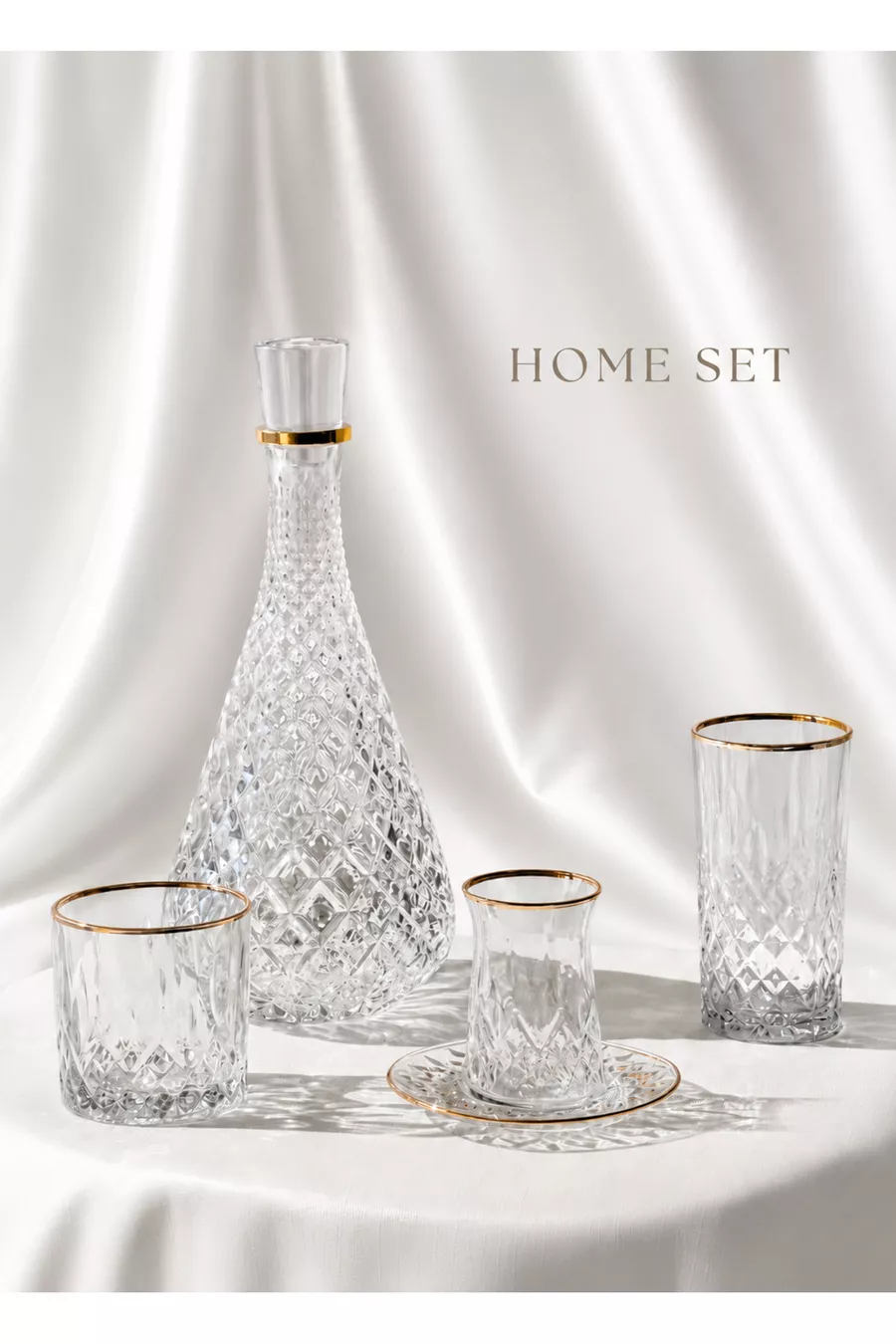 Set de Boissons en Verre Aspect Cristal  Pièces avec Détails Dorés | 1 Carafe, 6 Verres à Eau, 6 Verres à Boisson, 6 Verres à Thé, 6 Sous-tasses à Thé