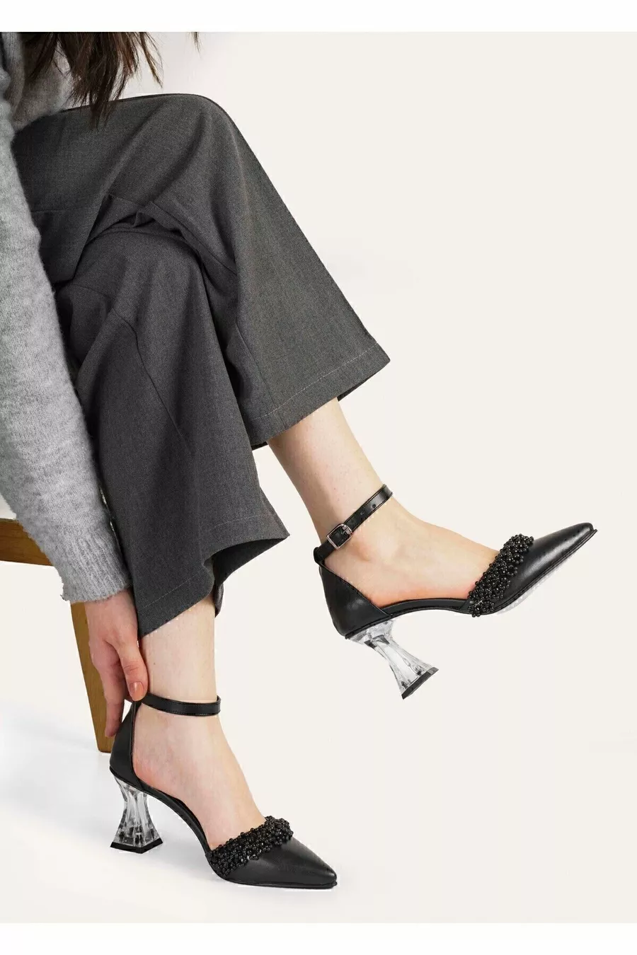 Chaussures de soirée pour femme avec perles d'ivoire sur peau blanche