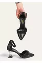 Chaussures de soirée pour femme avec perles d'ivoire sur peau blanche