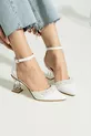 Chaussures de soirée pour femme avec perles d'ivoire sur peau blanche
