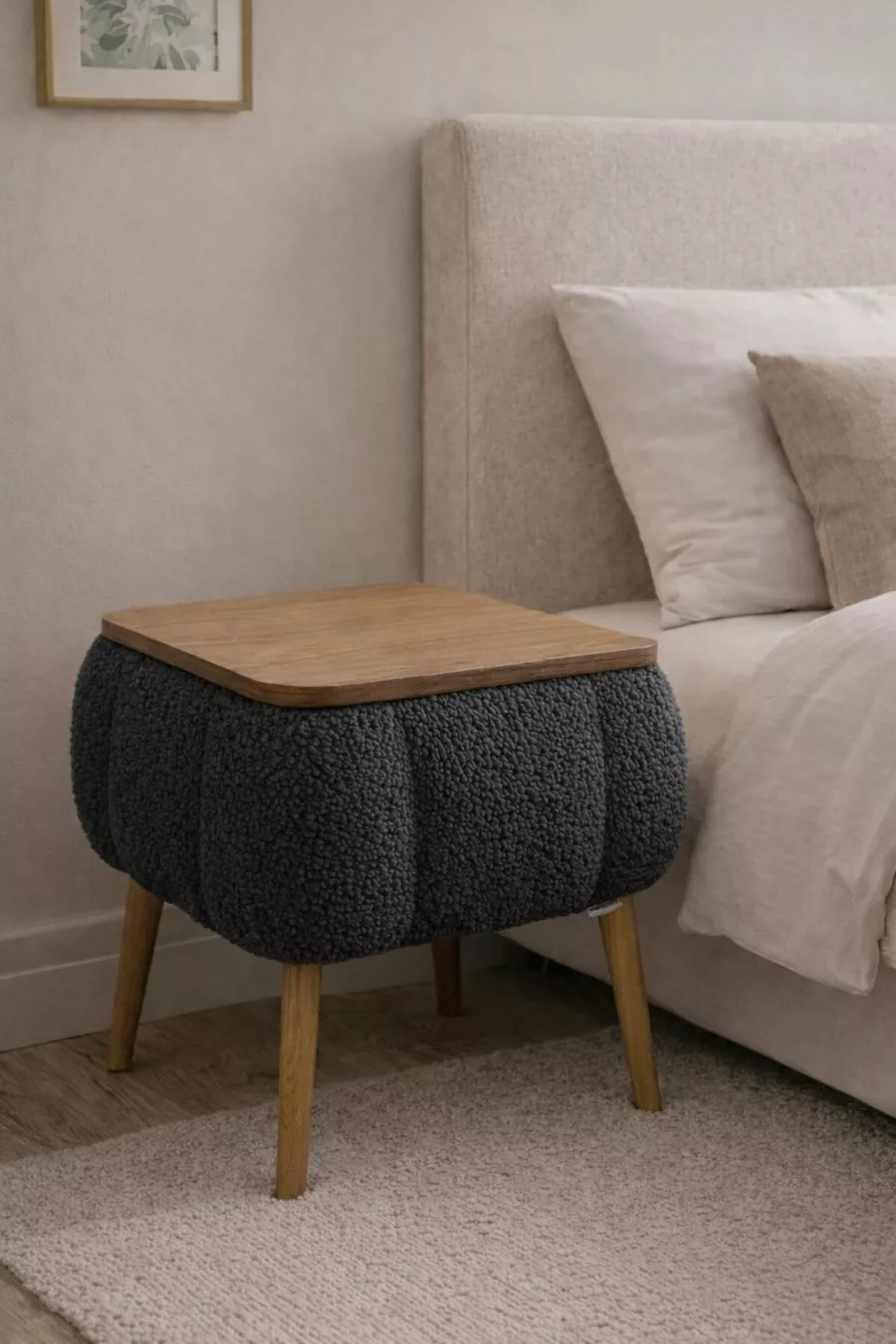 Table de chevet Lina Sandıklı, table de chevet moderne avec pieds en bois recouverte de tissu Teddy