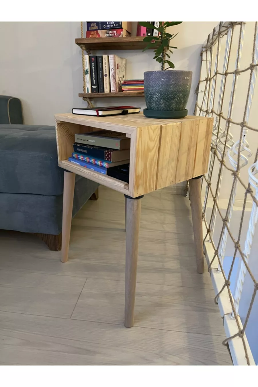 Table de chevet en bois décoratif