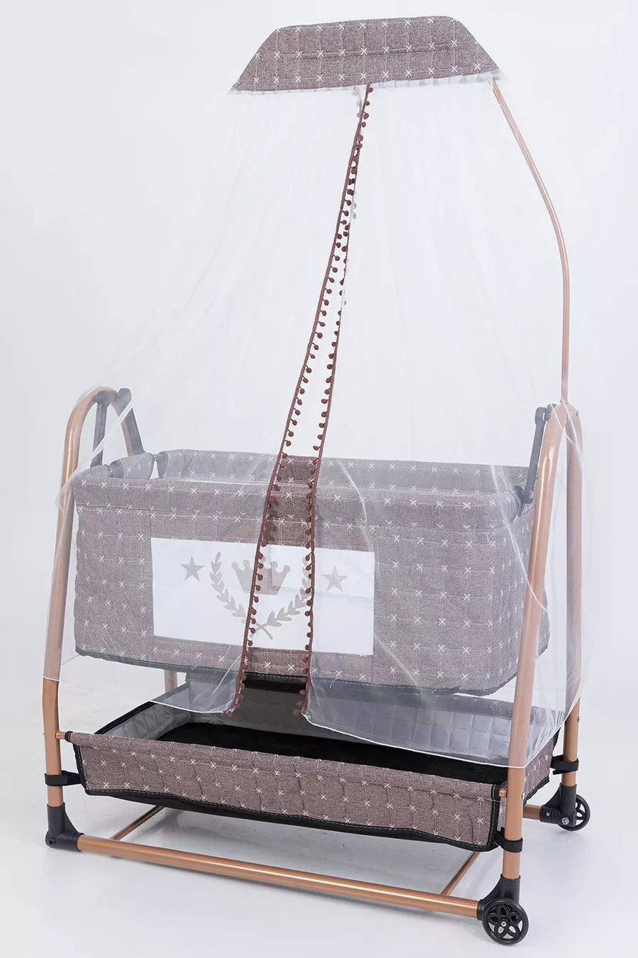 Lit de bébé avec panier à côté de la mère, berceau de luxe à roulettes