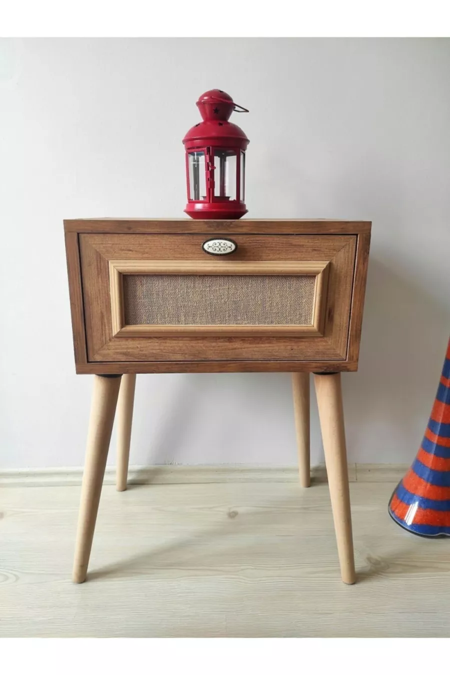 Table de chevet avec porte