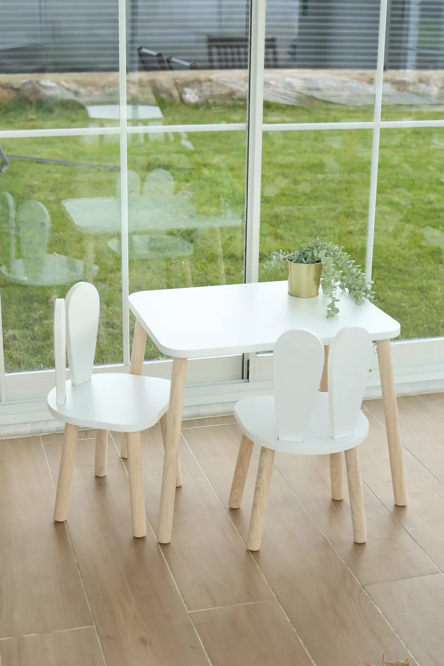 La table blanche + 2 chaises