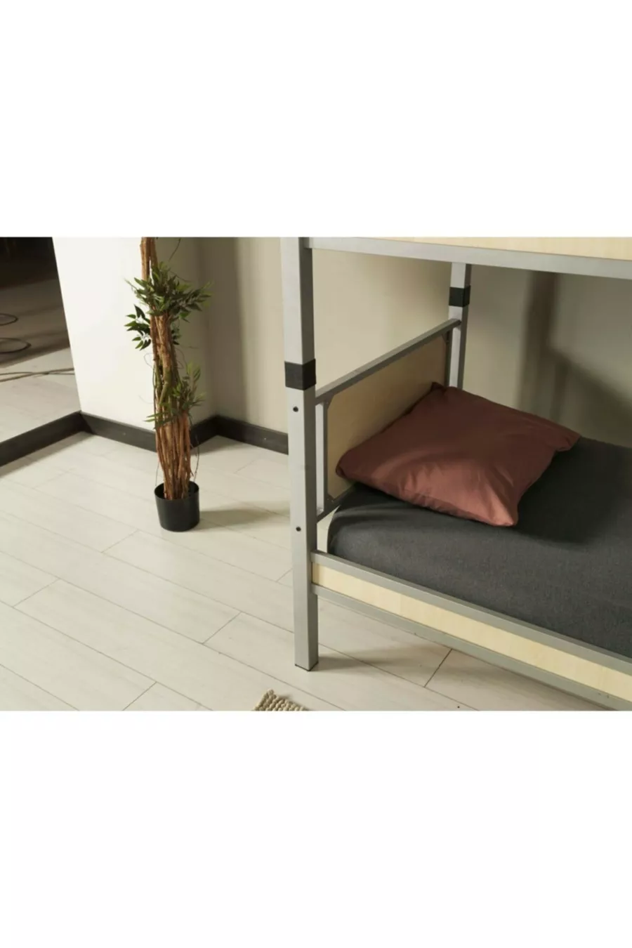 Chambre d'enfant Yurt avec lit superposé en métal et tête de lit en bois
