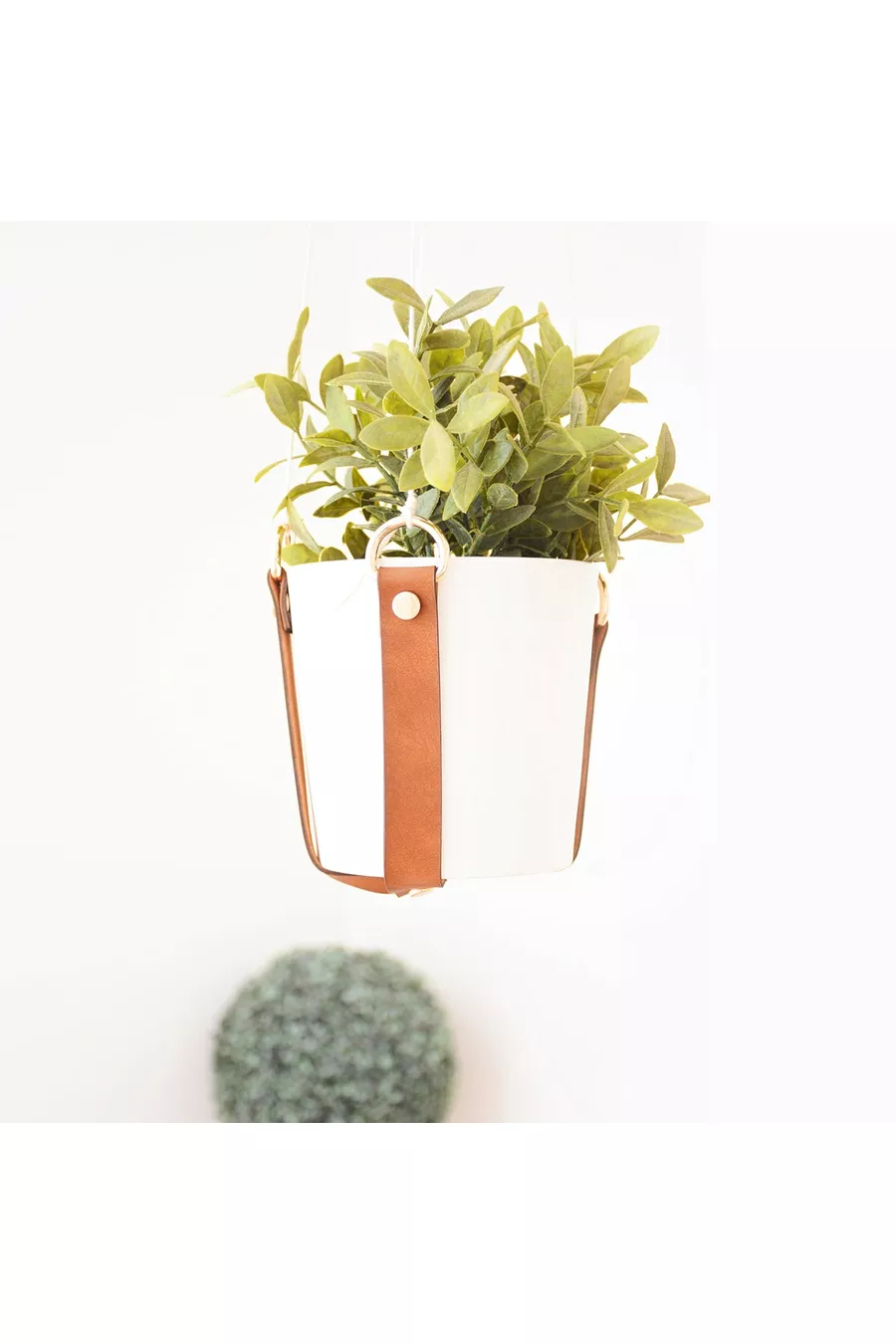 Ensemble de décoration de chambre à coucher en cuir Tête de lit Table de chevet Porte-revues Porte-plante