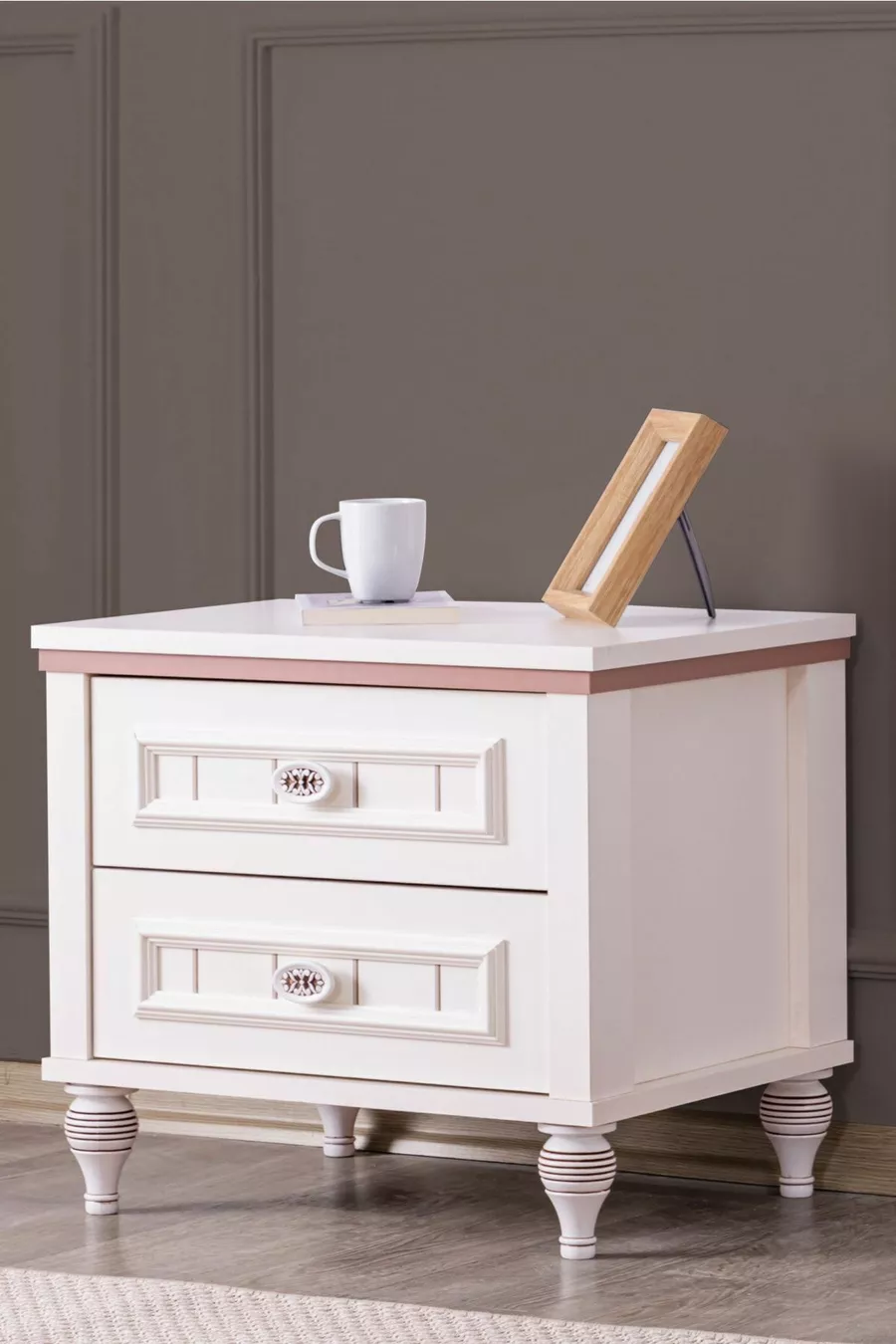 Chambre d'Ezgi Genç, Armoire 3 portes, Lit, Table de chevet, Bureau