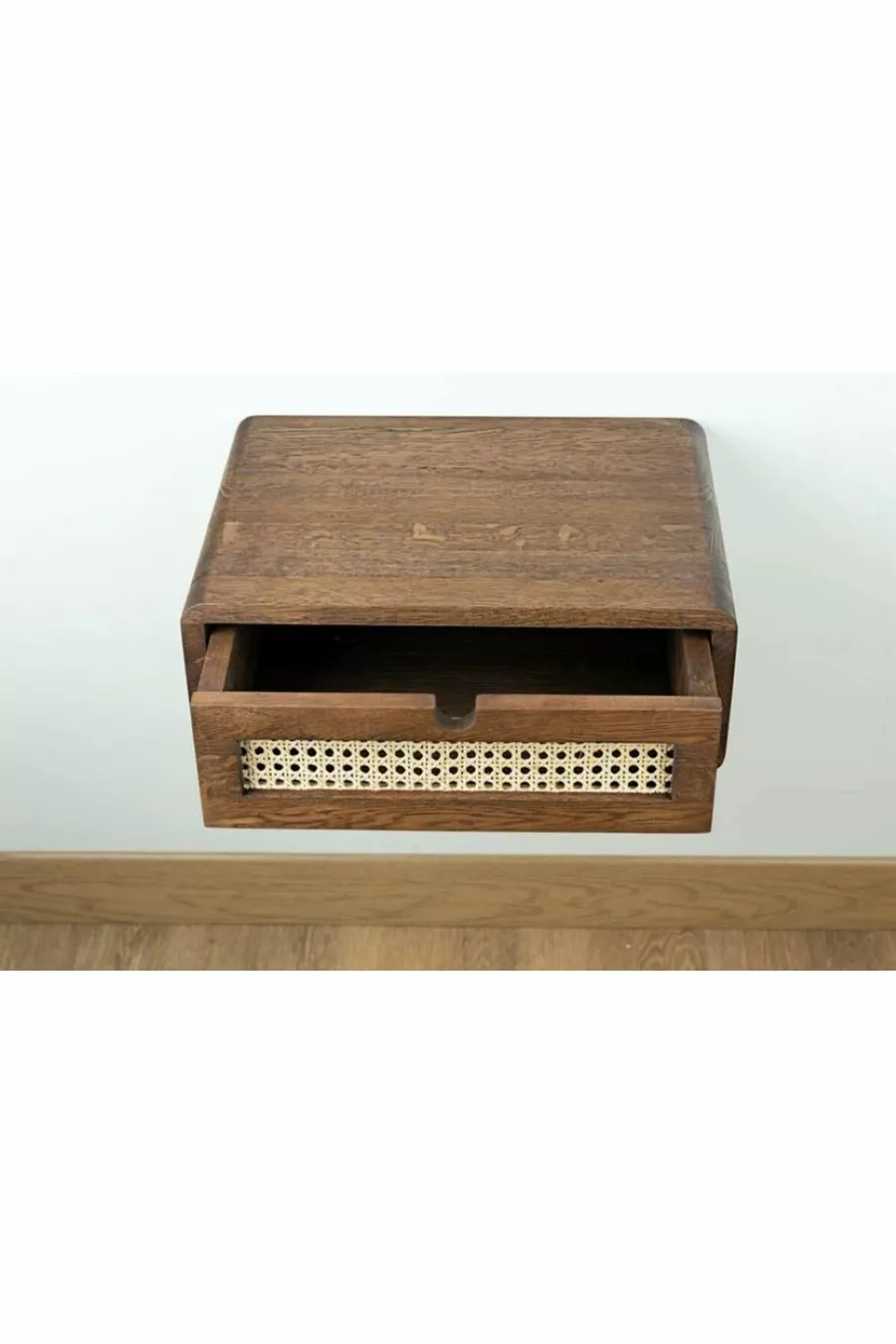Table de chevet moderne murale avec détails en rotin et bois