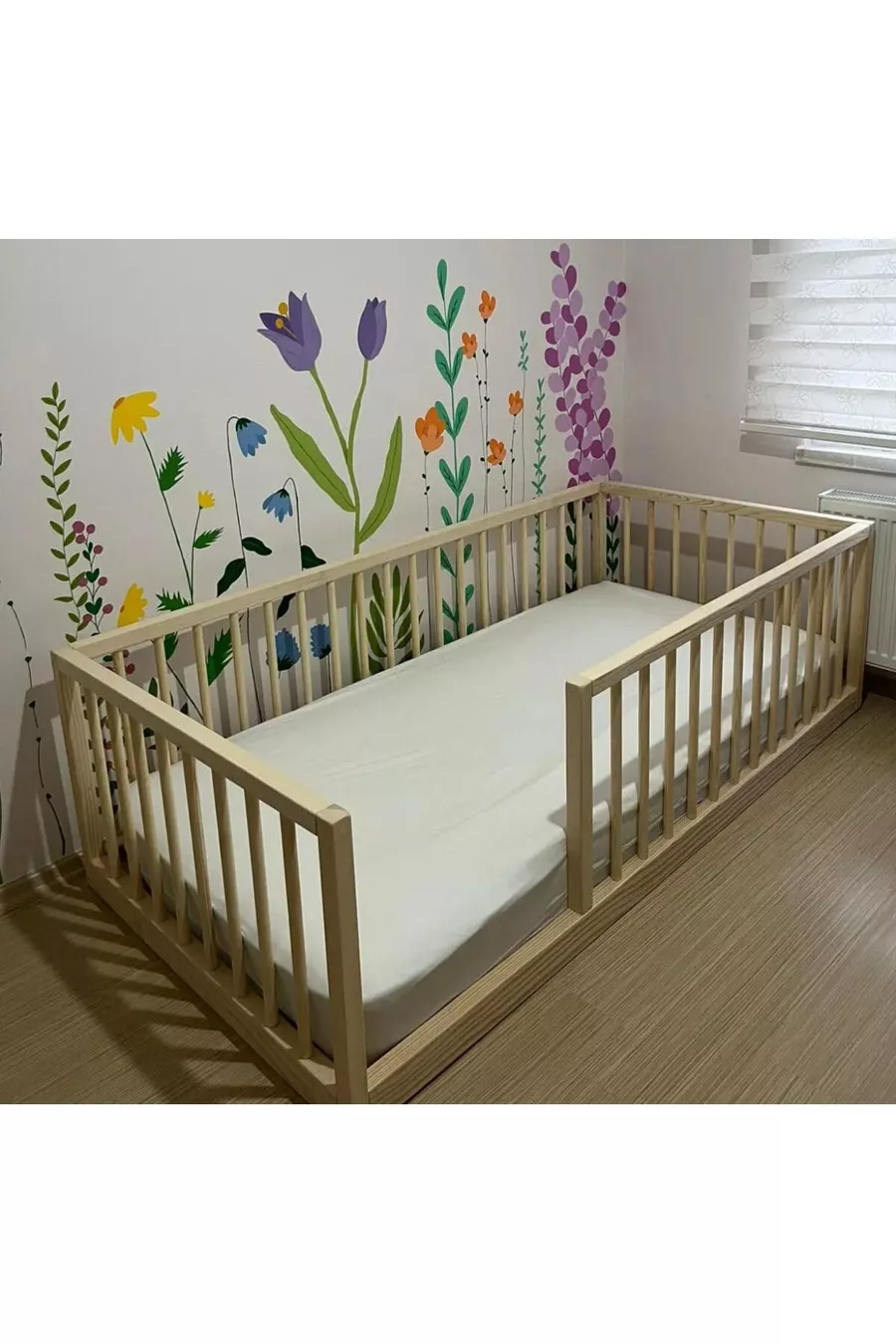 Lit Montessori naturel pour bébé et enfant avec lattes fréquentes et arrondies