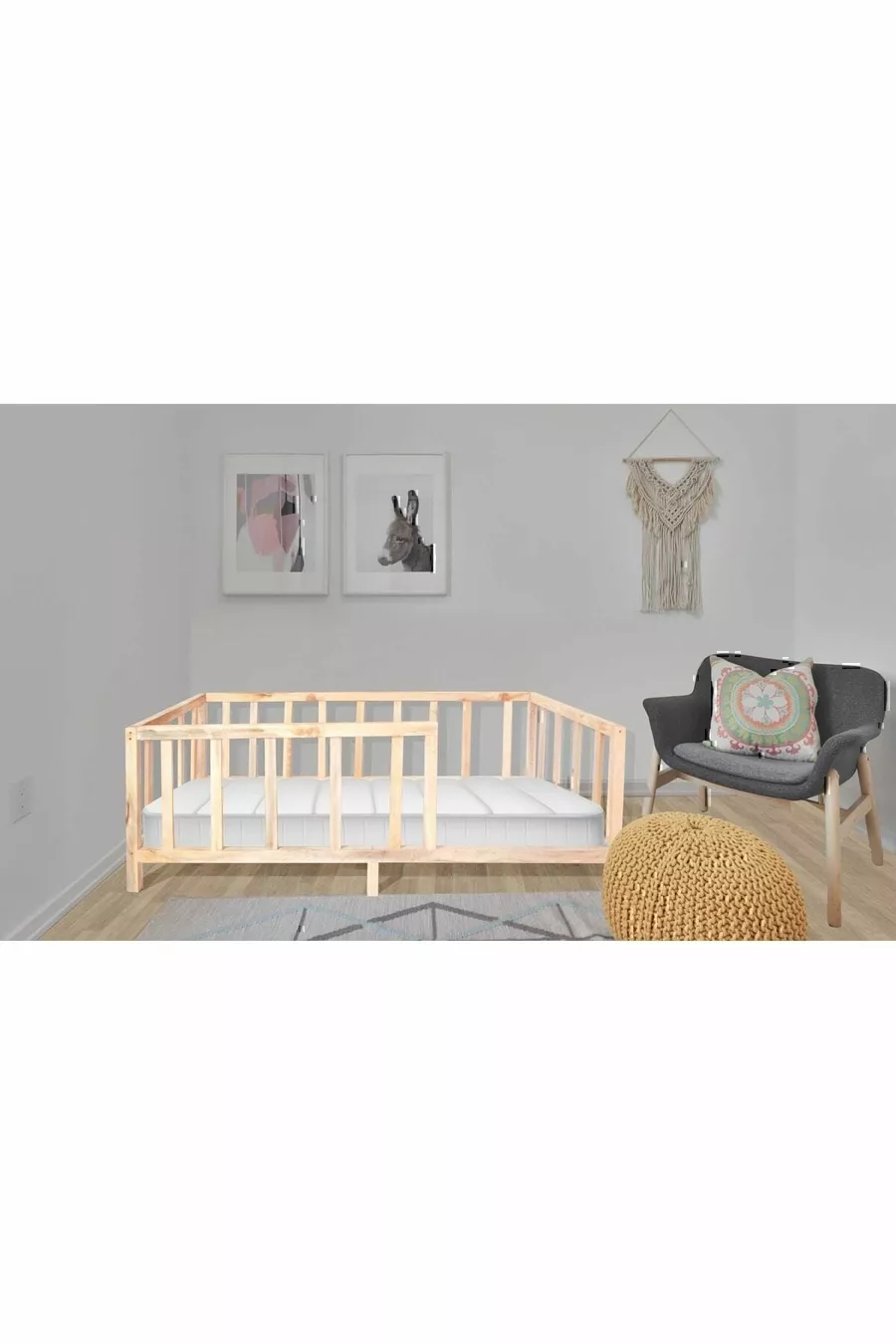 * Lit d'enfant en bois naturel