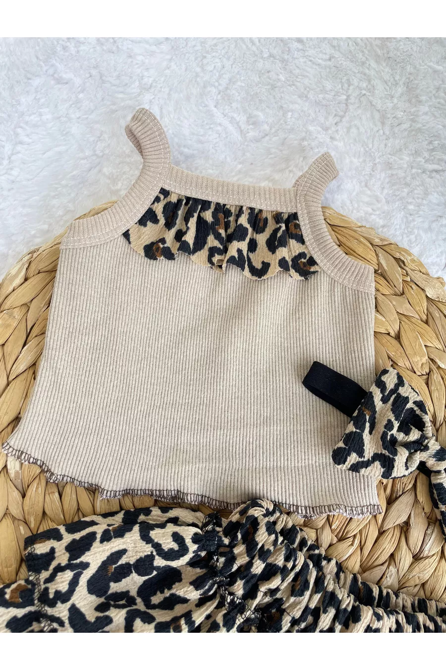 ENSEMBLE DE 4 PIÈCES POUR FILLE : JUPE À VOLANTS IMPRIMÉ LÉOPARD, BLOUSE, BANDEAU ET CHAUSSETTES