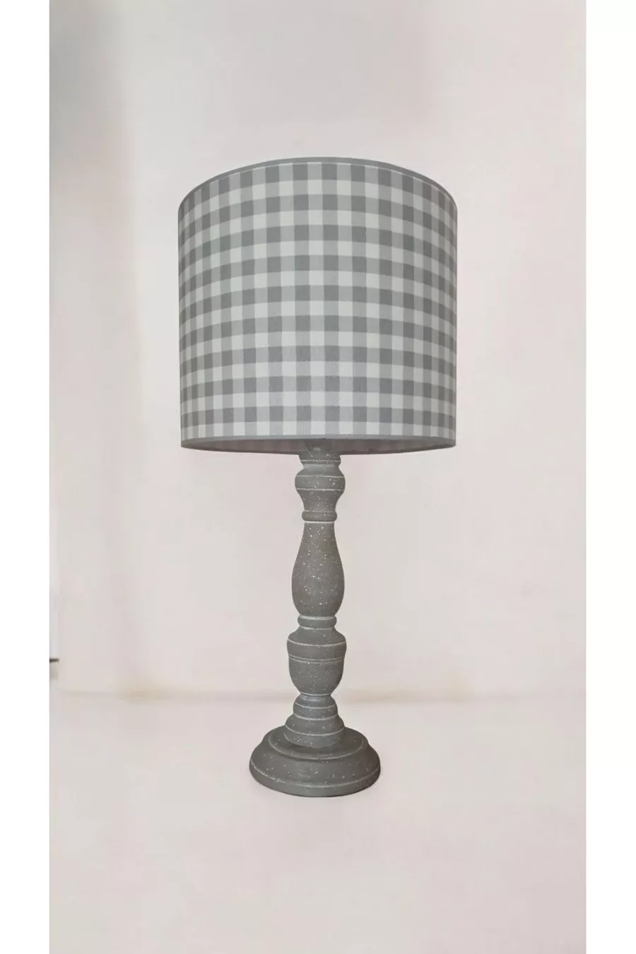 Lampe moderne à abat-jour gris à petits carreaux