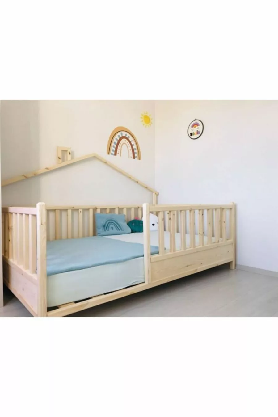 Lit Montessori pour bébé et enfant en bois naturel avec toit arrière