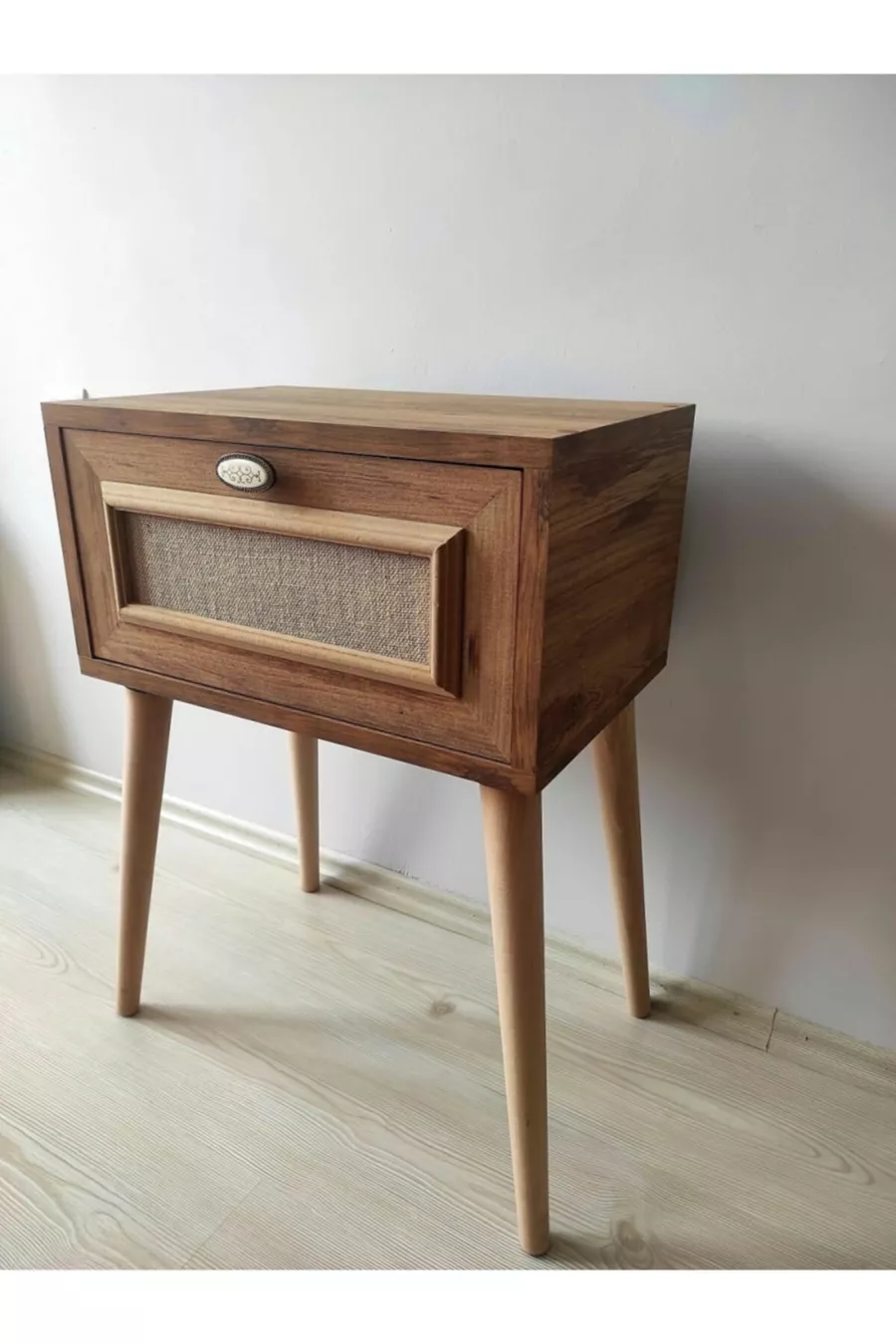 Table de chevet avec porte