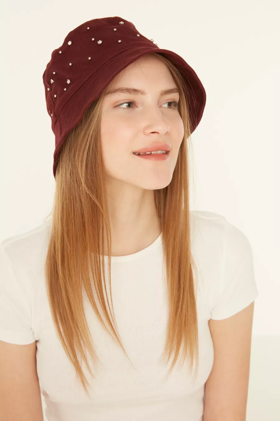 Chapeau femme seau bordeaux avec pierres
