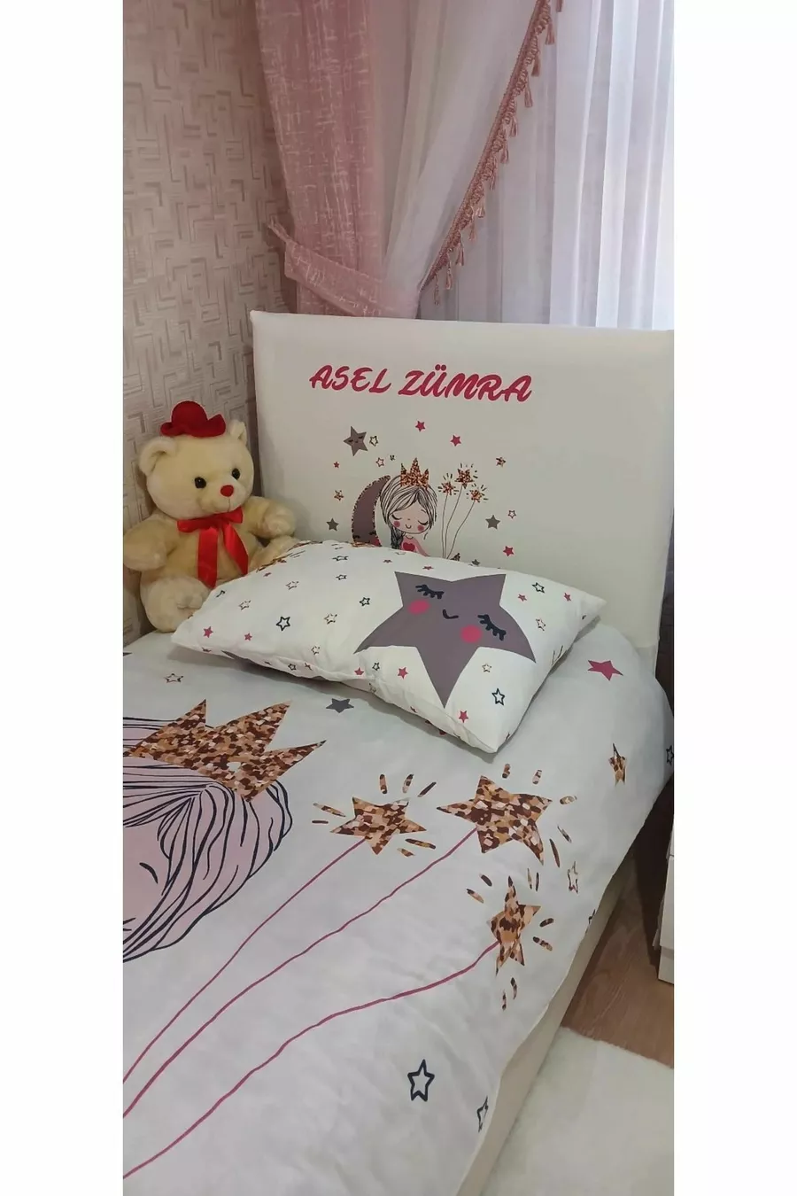Housse de tête de lit avec motif de fille assise sur la lune