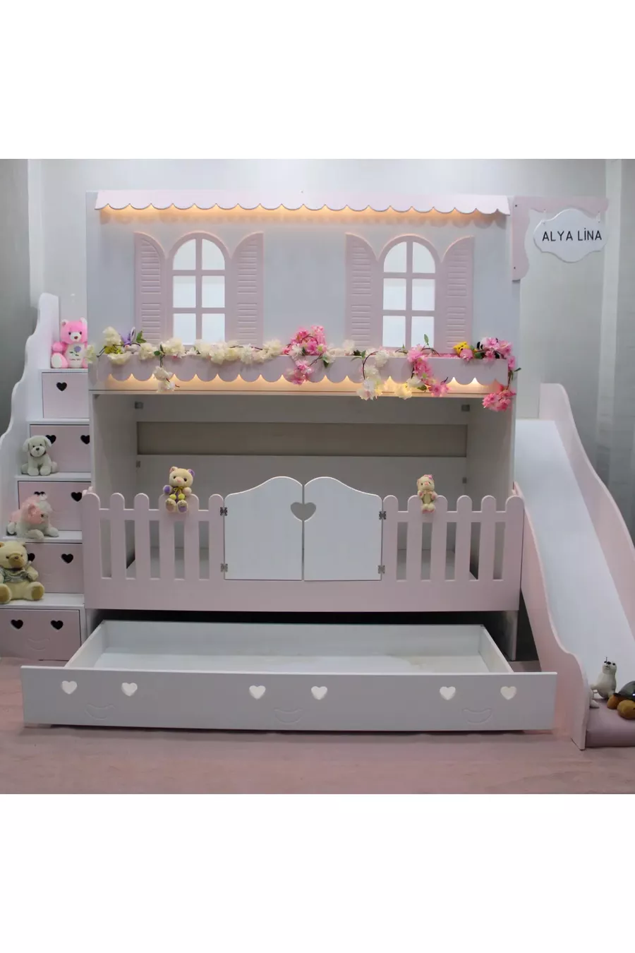 Lit superposé avec toboggan et lit bébé à Alaçatı