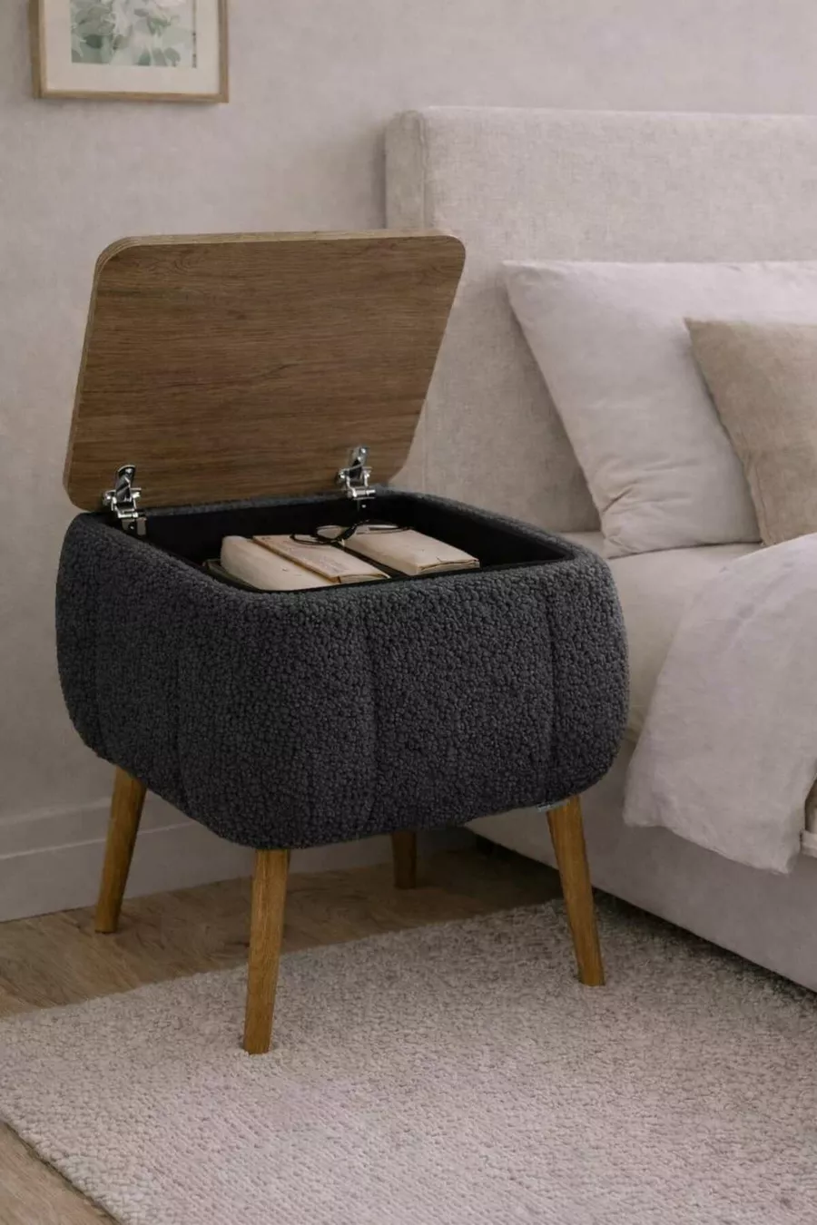 Table de chevet Lina Sandıklı, table de chevet moderne avec pieds en bois recouverte de tissu Teddy