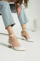 Chaussures de soirée pour femme avec perles d'ivoire sur peau blanche
